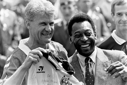 Danmarks lagkapten Morten Olsen och Pelé, Brasilien