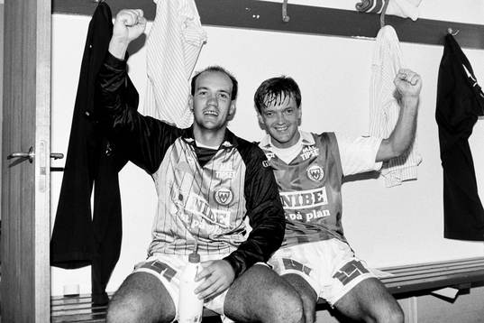 Markaryds målvakt Mikael Göransson och Jim Tolmie jublar