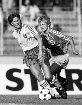 Pia Sundhage med bollen