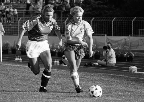 Anneli Andelén i kamp om bollen