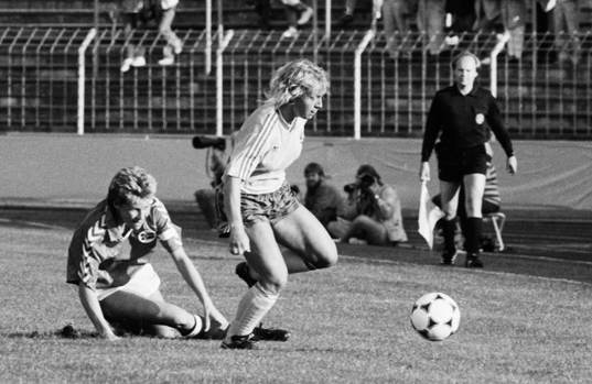 Helen Johansson med bollen