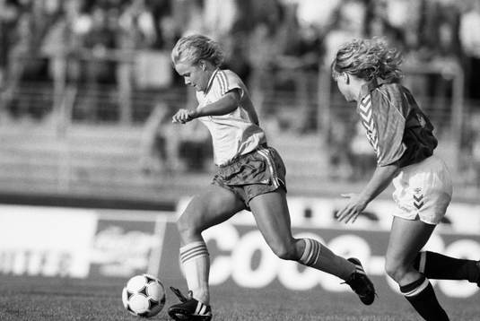 Anneli Andelén med bollen