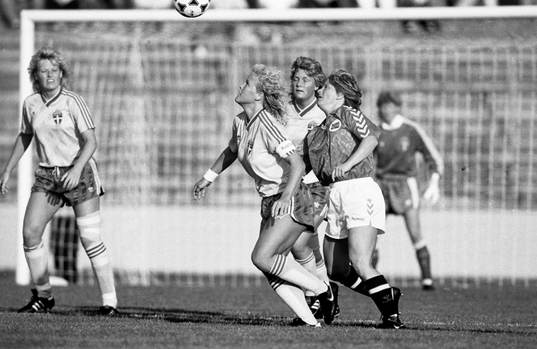 Ingrid Johansson med bollen