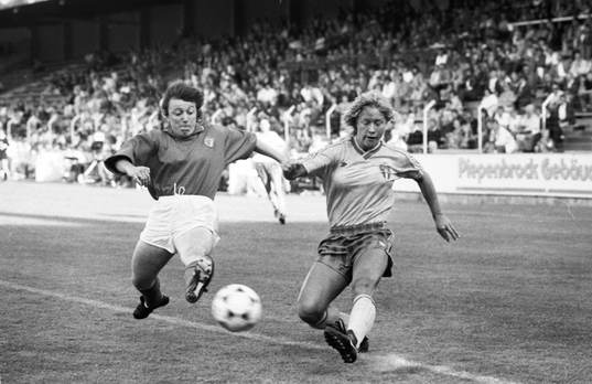 Helen Johansson slår ett inlägg