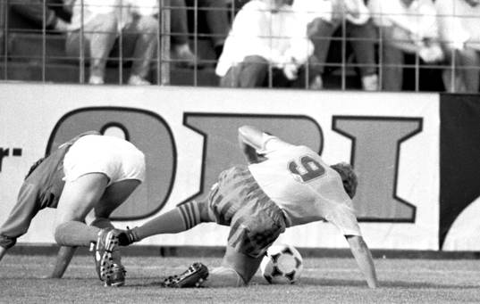 Pia Sundhage på knä