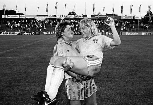 Pia Sundhage med matchvinnaren Helen Johansson i famnen