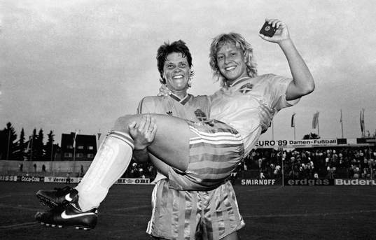 Pia Sundhage med matchvinnaren Helen Johansson i famnen