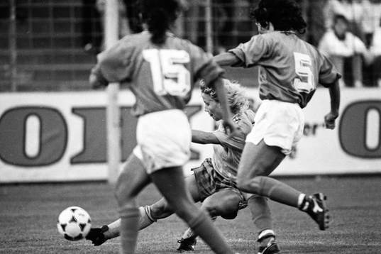 Helen Johansson uppvaktas av två italienskor