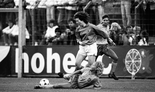 Helen Johansson i kamp om bollen