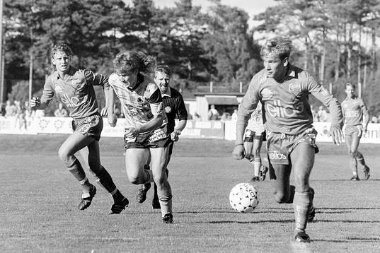 Elfsborgs Raimo Käkelä med bollen jagas av mjällbys Mats