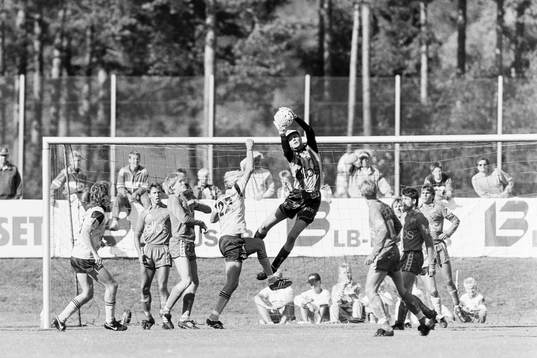 Anders Bogsjö, målvakt i Elfsborg plockar bollen