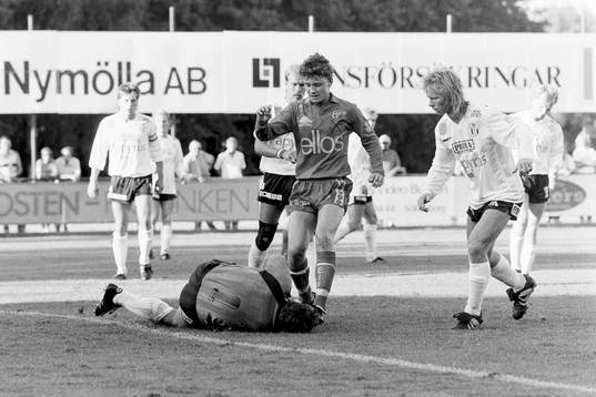 Elfsborgs Stefan Andreasson framför bromöllas målvakt