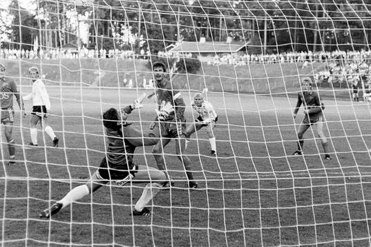 Elfsborgs Lennart Johansson framför bromöllas målvakt