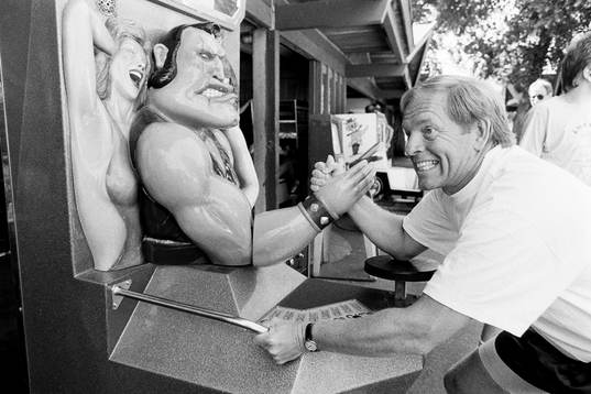 Besök på Tivoli. Leif Eriksson bryter arm
