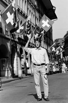 Roger Ljung på stan med flagga