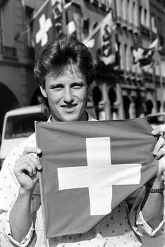 Roger Ljung på stan med flagga
