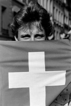 Roger Ljung på stan med flagga