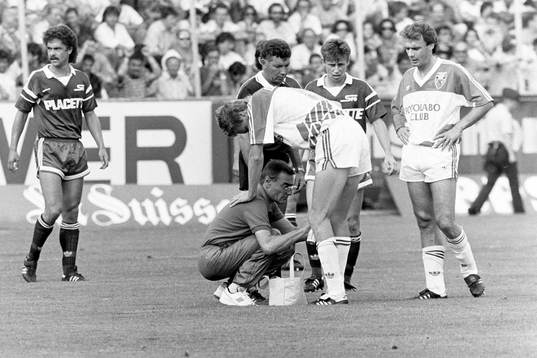 Peter Lönn, Neuchatel får behandling i matchen mot