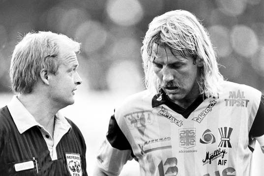 Domare Bo Persson i samtal med mjällbys Hans Larsson