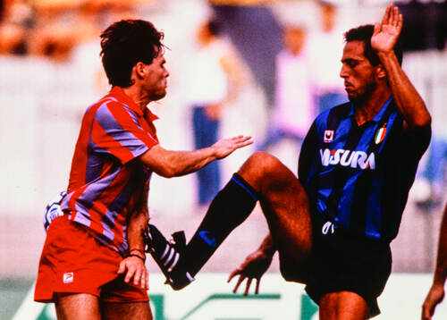 Inters Gianfranco Matteoli kicks Cremoneses Anders Limpar