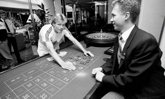 Leif Engqvist provar på roulette