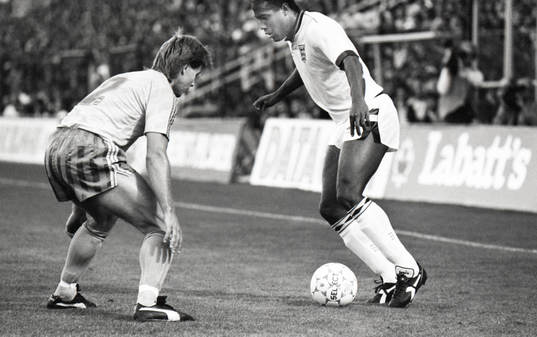 Roland Nilsson, Sverige och John Barnes, England