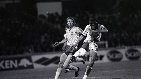 Johnny Ekström, Sverige och Terry Butcher, England