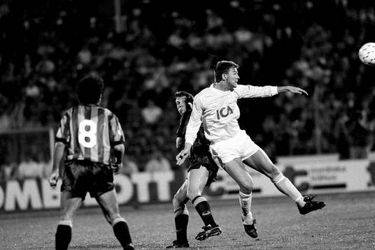 Patrik Andersson nickar undan bollen