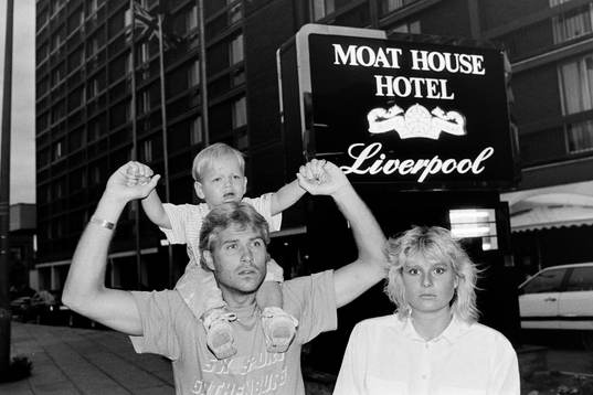 Glenn Hysén med fru Helena och sonen Alexander på stan