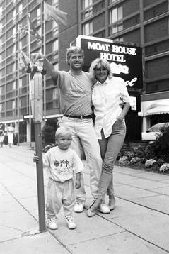 Glenn Hysén med fru Helena och sonen Alexander på stan
