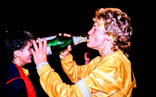 Öxabäcks Marie Karlsson firar med champagne