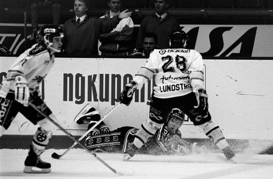 Robert Burakovsky, AIK på magen och Mats Lundström,