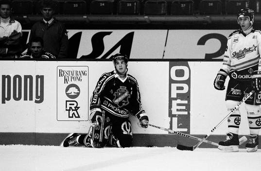 Robert Burakovsky, AIK på magen och Mats Lundström,