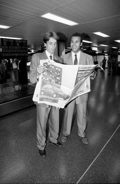 Per Ågren och Jean-Paul von der Burg läser tidningen