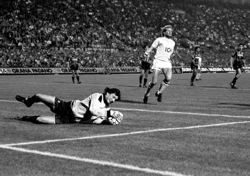 Håkan Lindman, Malmö framför inters målvakt Walter Zenga