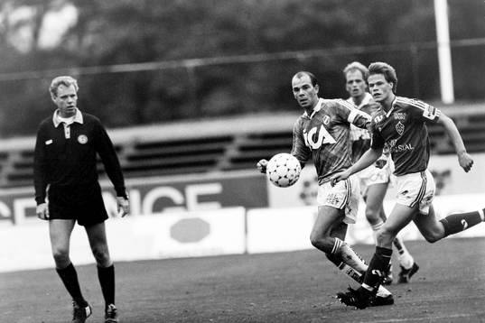 Tommy Frejdh, Halmstad i kamp om bollen. Domare Christer