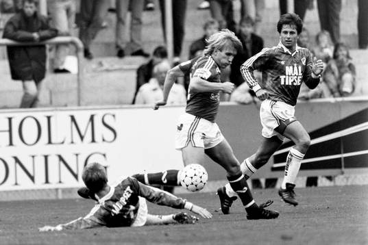 Halmstads målskytt Jan Jönsson i bakgrunden
