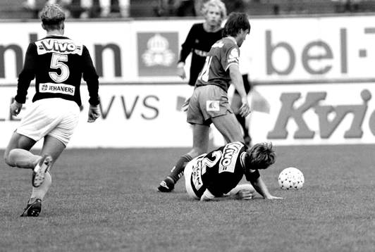 Mats Rohdin, AIK försöker stoppa en örgrytespelare