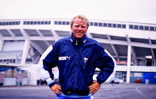 Tränaren Bob Houghton utanför Malmö Stadion