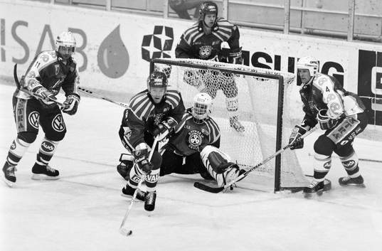 Södertäljes Thom Eklund oroar brynäs målvakt Michael