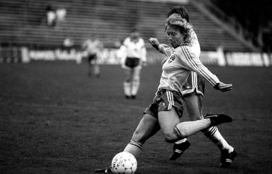 Helen Johansson, Sverige med bollen