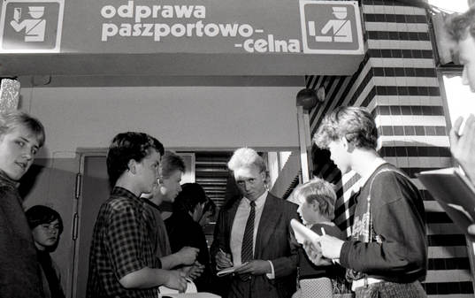 Stefan Lindqvist skriver autograf