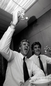 Glenn Hysén och Roger Ljung firar