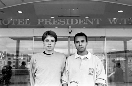 Per Ågren och Jean-Paul von der Burg utanför hotellet