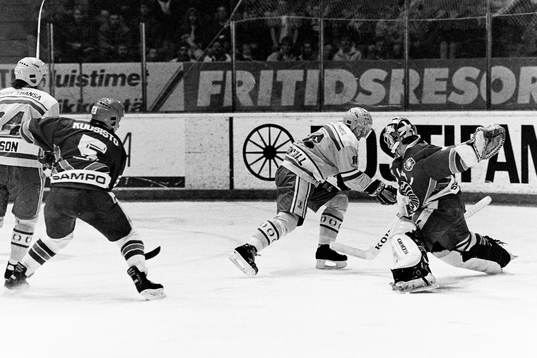 Johan Strömvall fri framför finlands målvakt