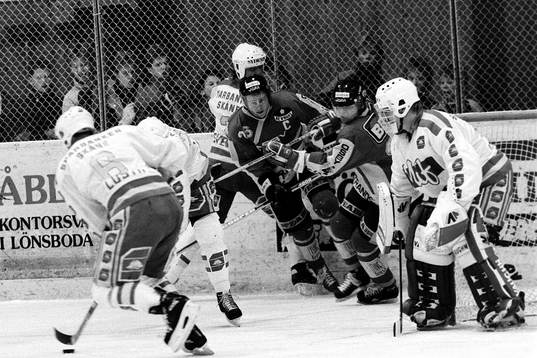 Kamp om pucken bakom Peter Lindmark, målvakt i Malmö