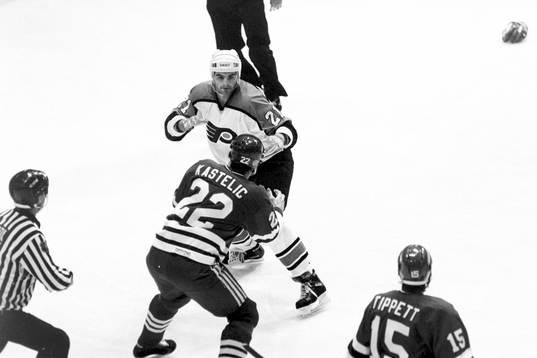 Ed Kastelic, Hartford i slagsmål med philadelphias Tony