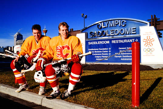 Roger Johansson och Jonas Bergqvist utanför arenan
