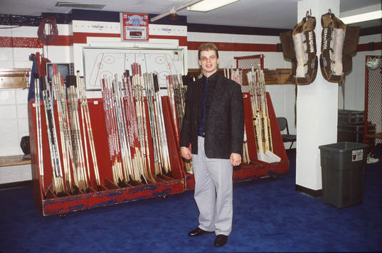 Bengt Åke Gustafsson i omklädningsrummet med ett stort