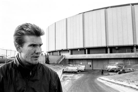 Peter Eriksson utanför arenan